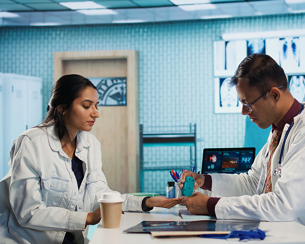 indian-physician-prepares-insulin-pen-patient-injection-clinic-visit-1