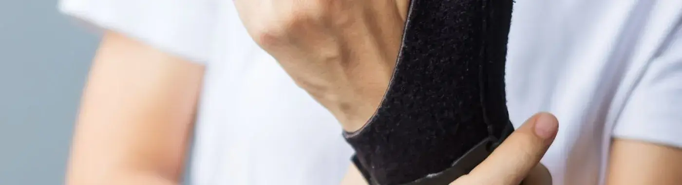 De Quervain’s Tenosynovitis: Symptoms, Causes, Treatment &amp; Prevention