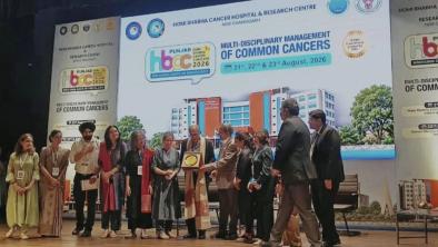 Gipasidunggan si Dr. Anil D'Cruz sa Apollo Hospitals sa Homi Bhabha Cancer Conclave tungod sa iyang mga Kontribusyon sa Head and Neck Oncology 